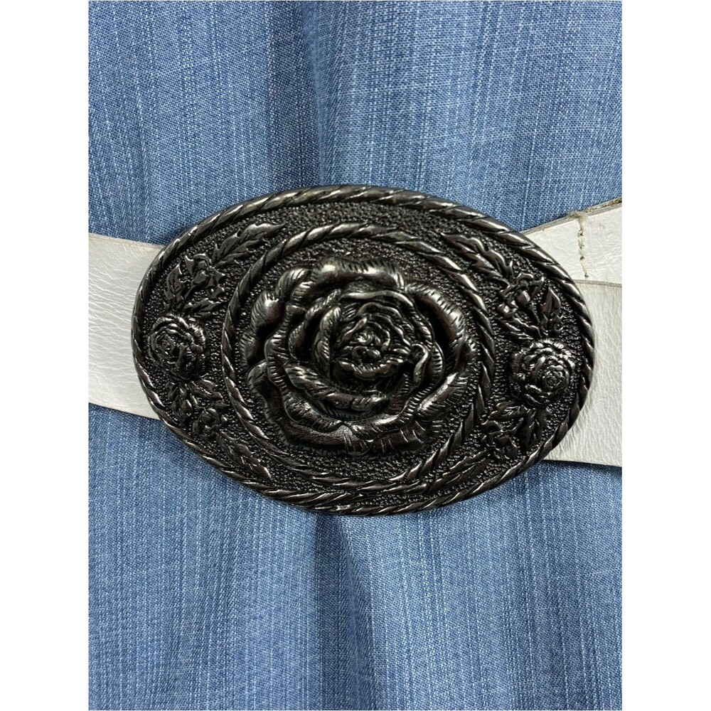 Guess vintage Womens belt Sz S White Leather Floral Oval Buckle